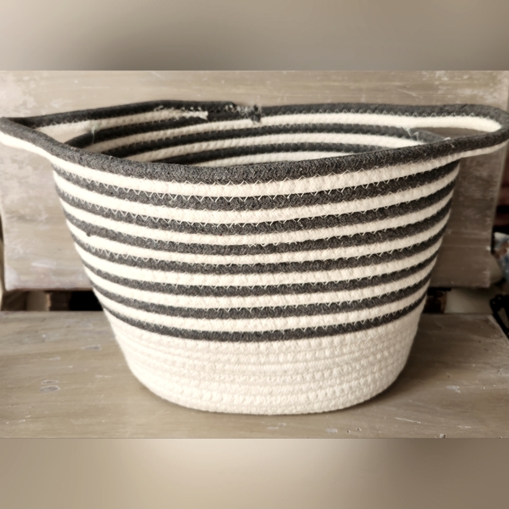 NATURAL COTTON WOVEN ROPE BASKET WITH HANDLES NEW WITHOUT TAGS